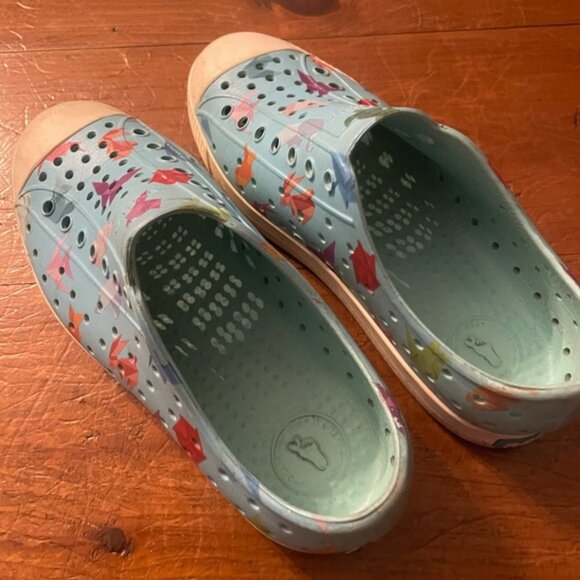 Native Jefferson Kids Slip-On Shoes – Origami Print Hydrangea Blue / Shell White - Picture 2 of 8